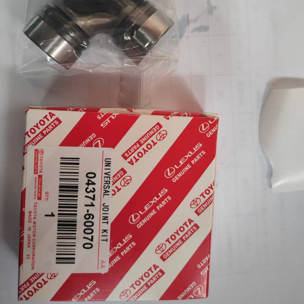 Universal joint bearings for automotive drive shafts 04371-60070, wholesale cross bearings from manufacturer.