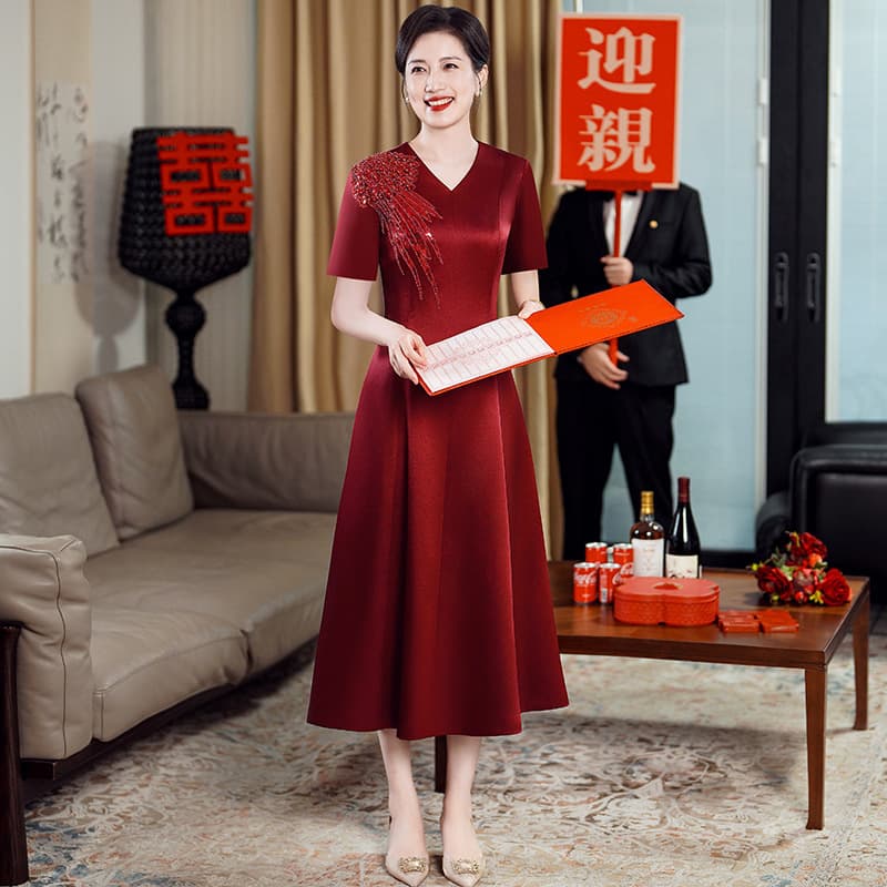 Spring wedding dress for mothers-in-law, elegant and modernized cheongsam, youthful and stylish, perfect for mothers-in-law and mothers-in-law's wedding banquet.