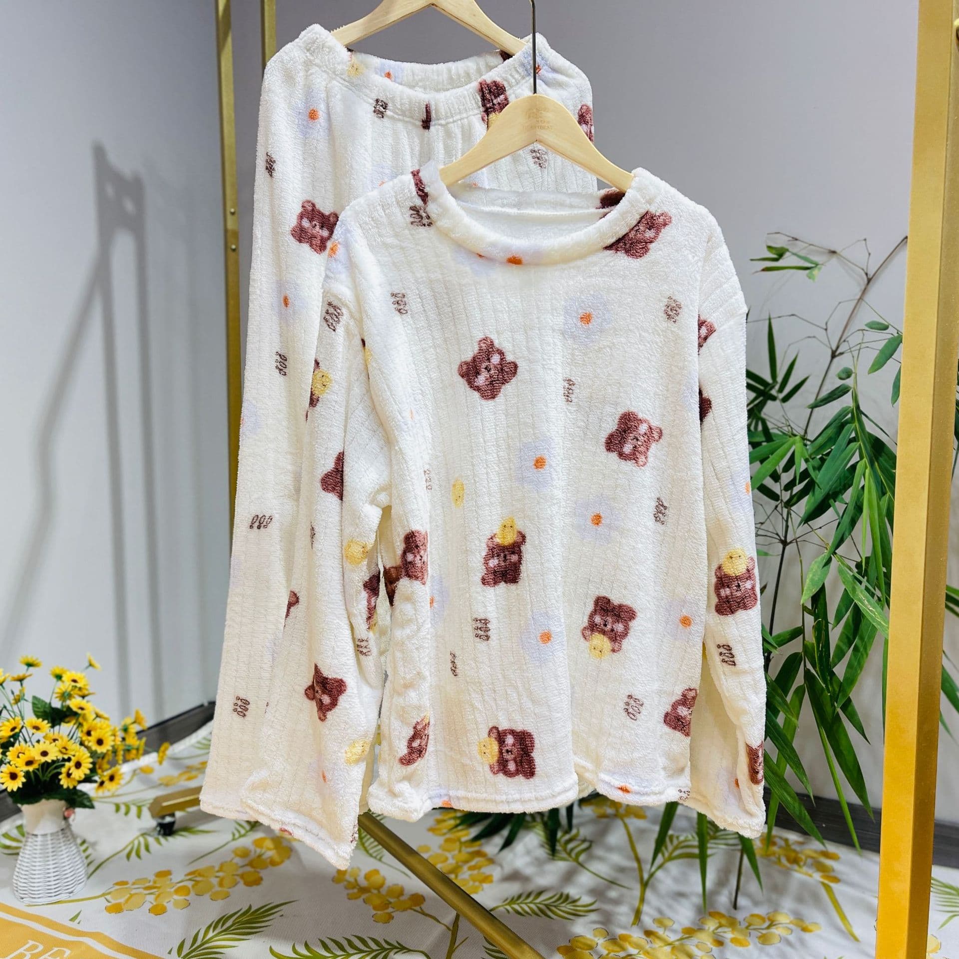New style small floral soft and comfortable homewear pajama set, long-sleeve round neck women's cute bear print, skin-friendly thickened clothing.