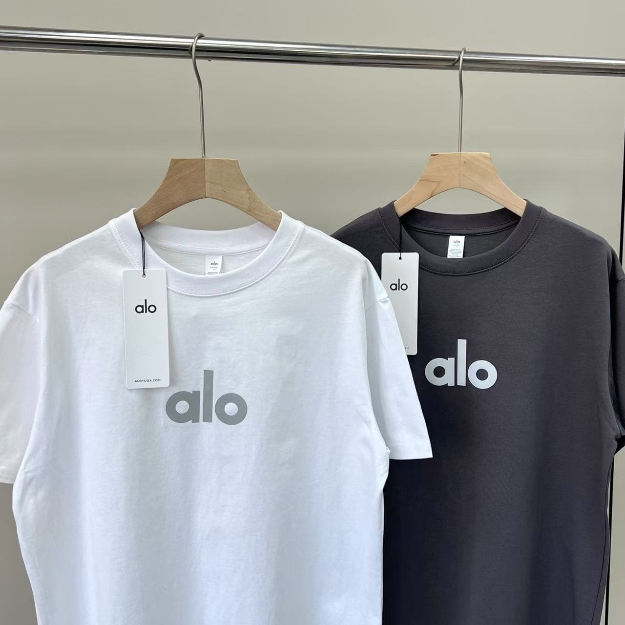 In Stock ALO High-Quality Reflective Logo Relaxed Fit Mid-Length T-Shirt for Men and Women, Couple Style, Loose and Casual