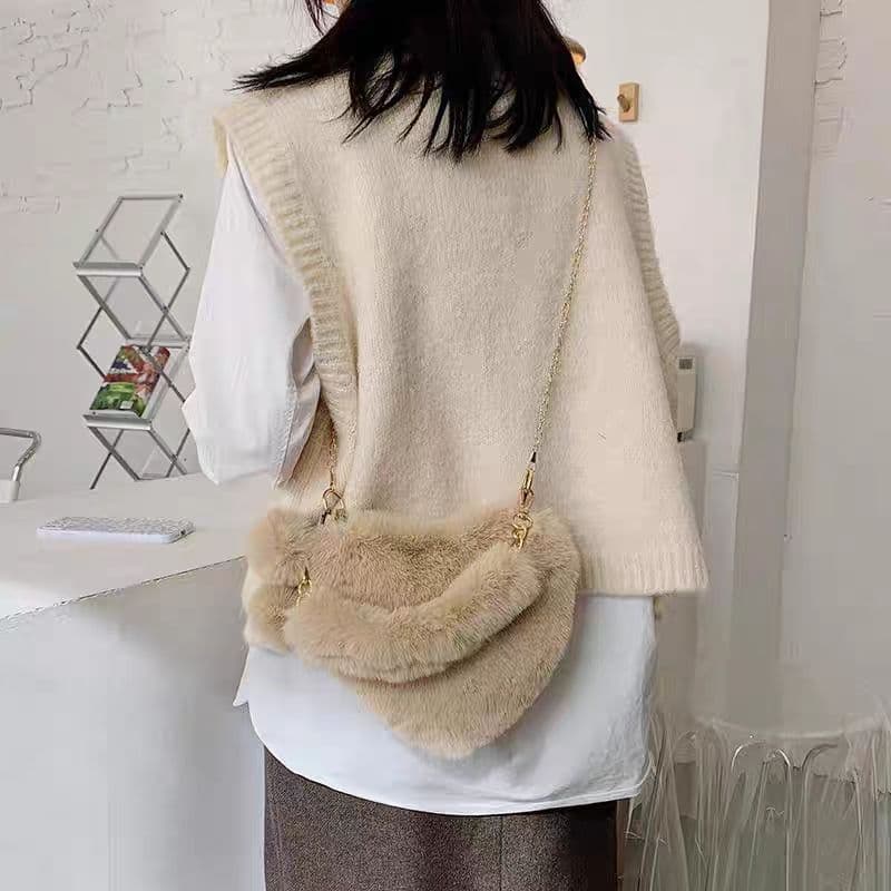 Hand-held crossbody bag, women's shoulder bag, plush bag, women's niche heart-shaped portable chain, plush bag, plush shoulder bag