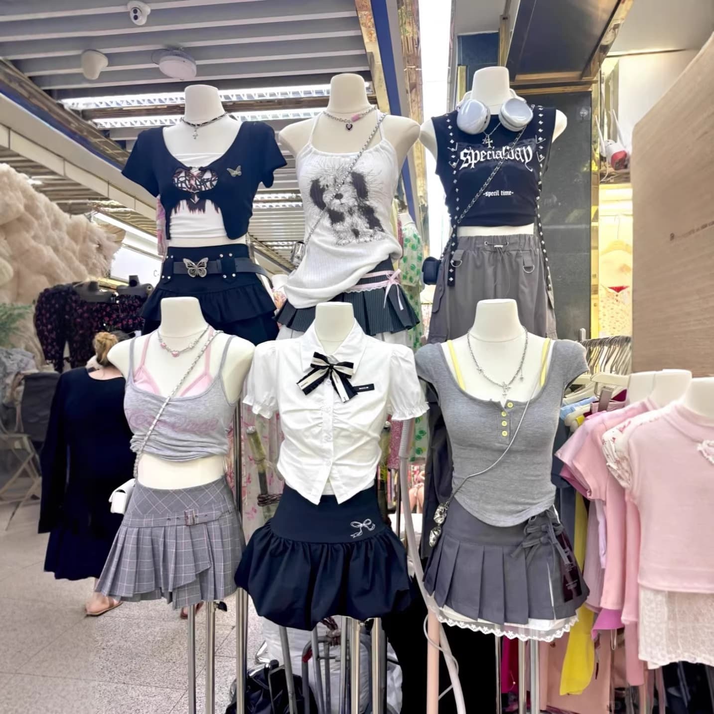 Guangzhou Thirteen Hong New Women's Clothing Hot Girl Style Final Clearance Mixed Lot Wholesale for Physical Stores and Live Streaming