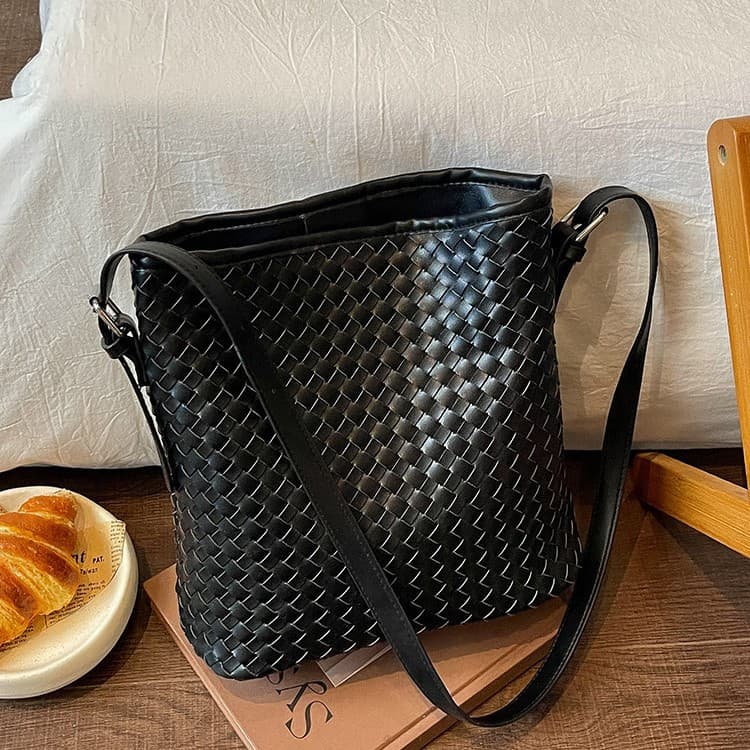 Bucket bag women's new woven tote large shoulder bag large capacity retro commuter versatile crossbody bag niche
