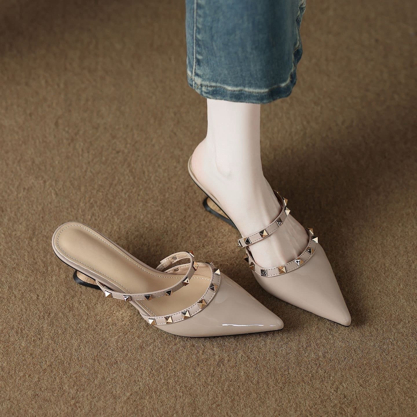 2026 Pointed Toe High Heel Sandals for Women with Rivets, Chunky Heel, Simple and Fashionable Women's Sandals