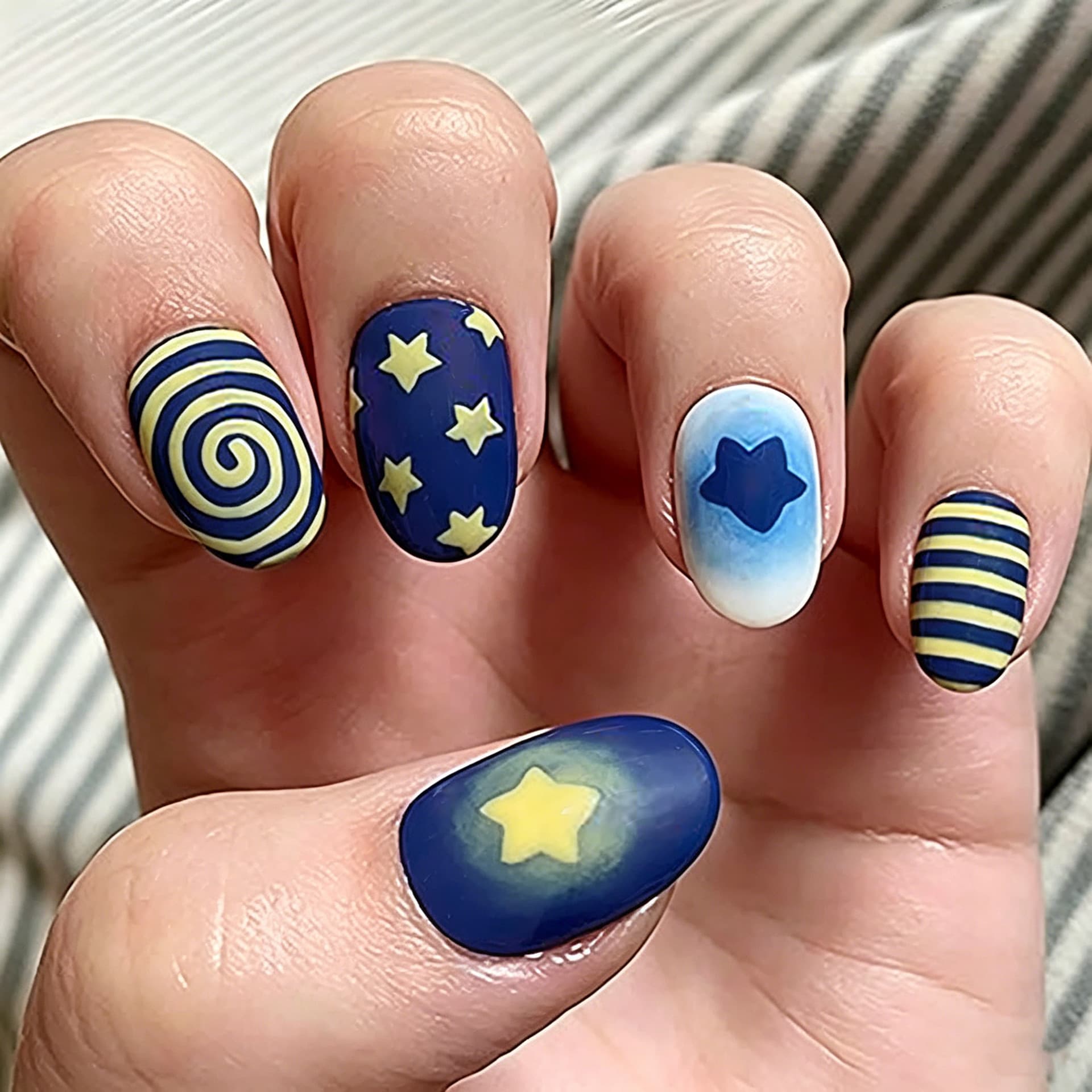 30 Pieces European and American Style Short Almond Press-On Nails with Sweet Cool Gradient Yellow Star Stripes Nail Art Wholesale Finished Products