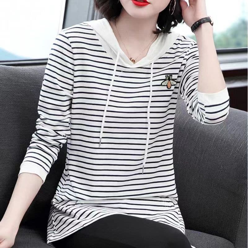 Lightweight plus-size thin T-shirt for middle-aged and elderly, new mid-length hooded striped mom-style sweatshirt for spring and autumn.
