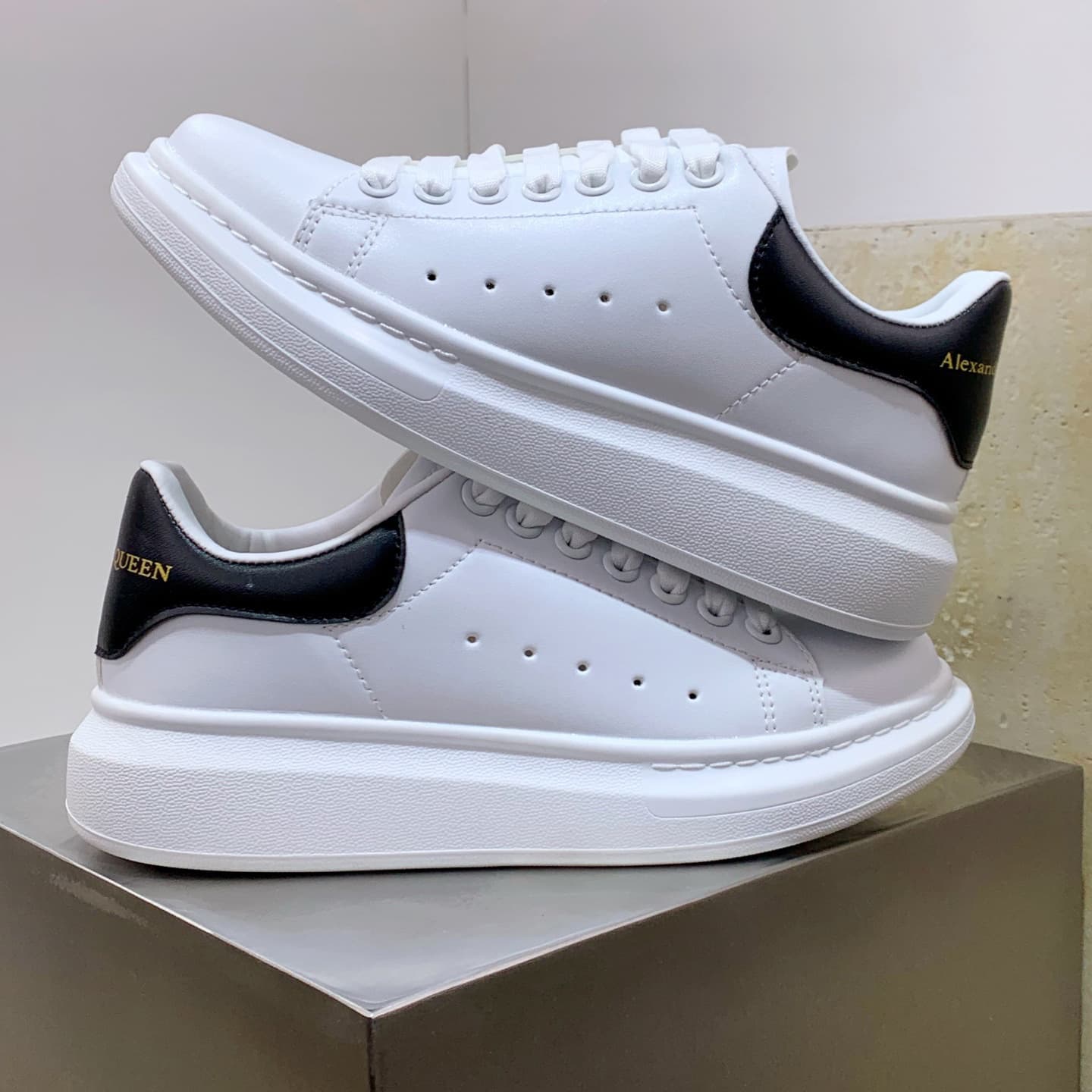 Pure original light luxury McQueen Alexander thick-soled white shoes women's casual sports shoes men's leather soft-soled orgasm-enhancing shoes