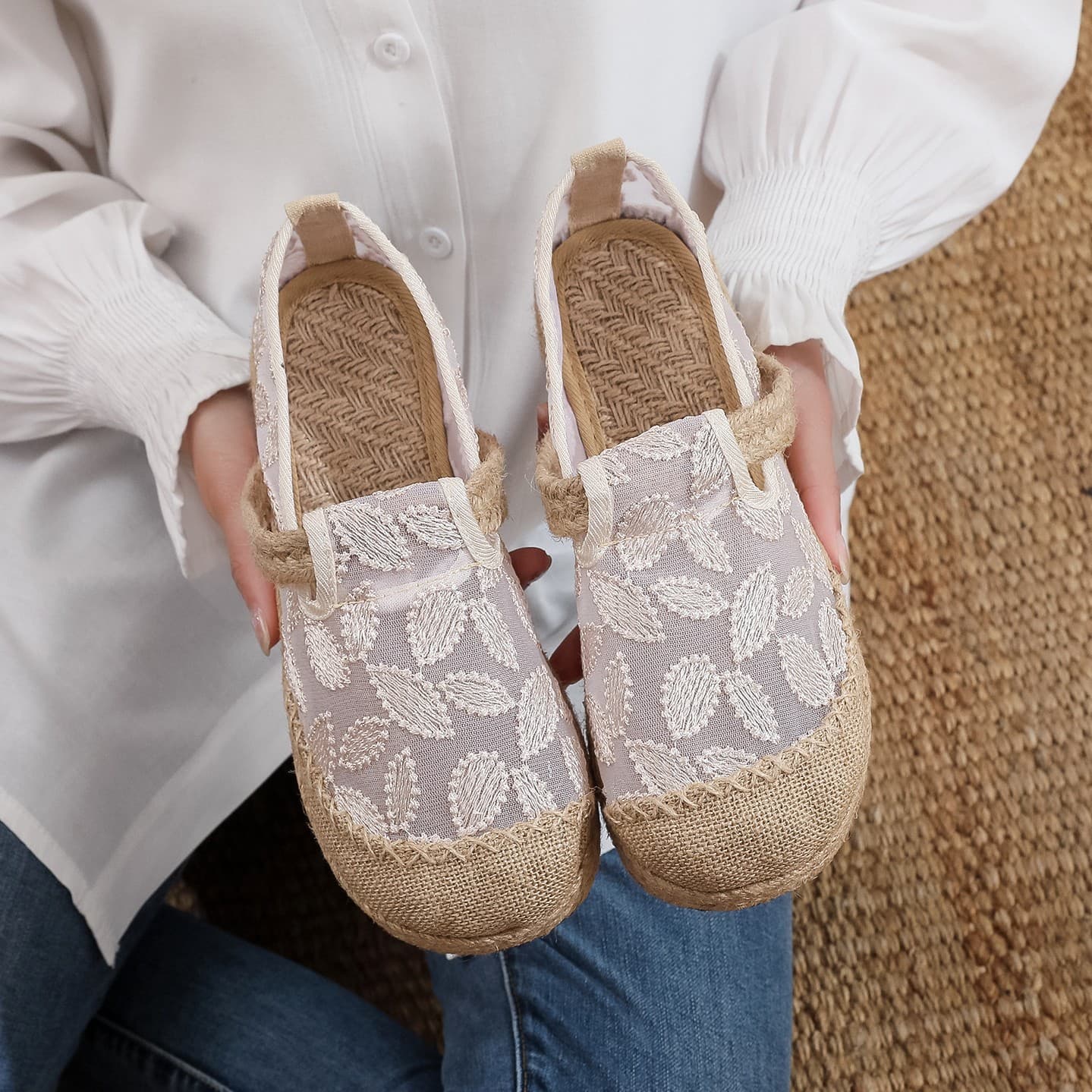 2025 New Leaf Embroidered Shoes Ethnic Style Beijing Cloth Shoes Women's Ancient Hanfu Shoes Casual Breathable Mesh Shoes