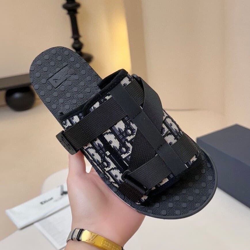 European Trendy Men's Slides Thick Sole Summer Latest Hot Style Fashion Outdoor Lightweight Non-Slip One-Band Casual Sandals