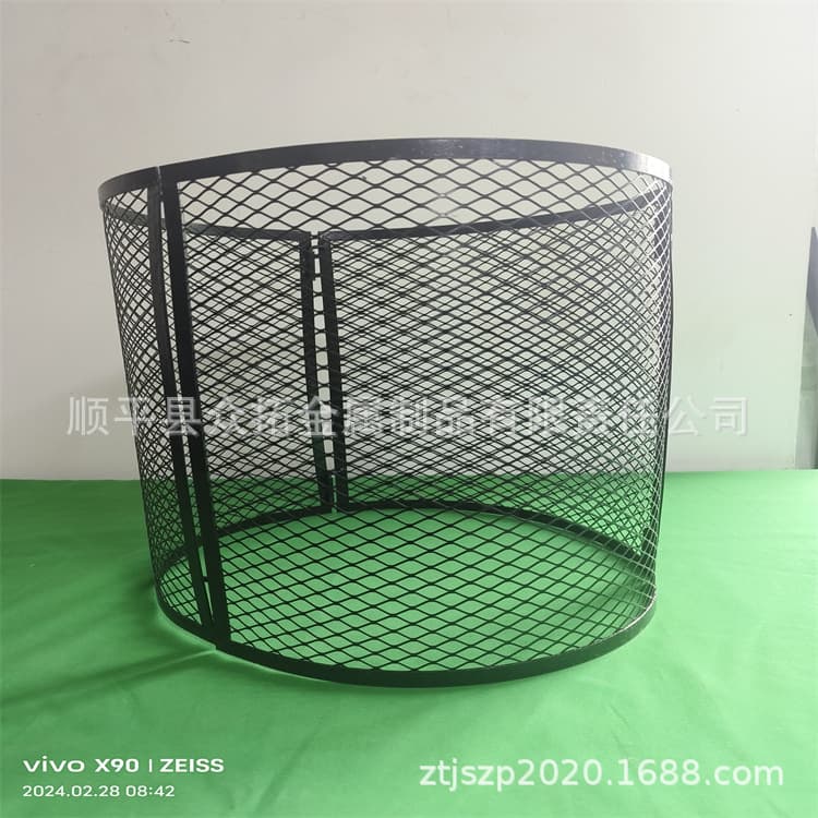 Professional production of seedling protectors, green plant guards, ground-installed protective nets, and safety nets.