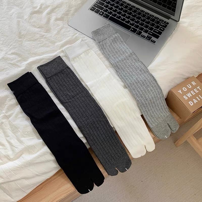 Japanese-style wide vertical striped solid color split-toe socks, minimalist basic style, two-toe socks, mid-calf socks, split-toe shoes, paired with slouch socks.