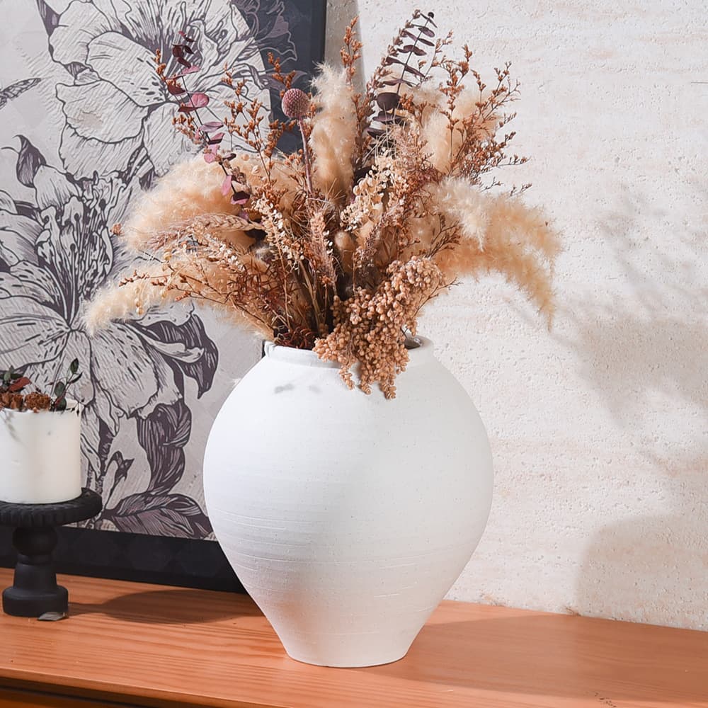 Stoneware jars, ceramic vases, wabi-sabi style, high-end hand-scraped dried flowers, flower arrangements, soft decorations and ornaments
