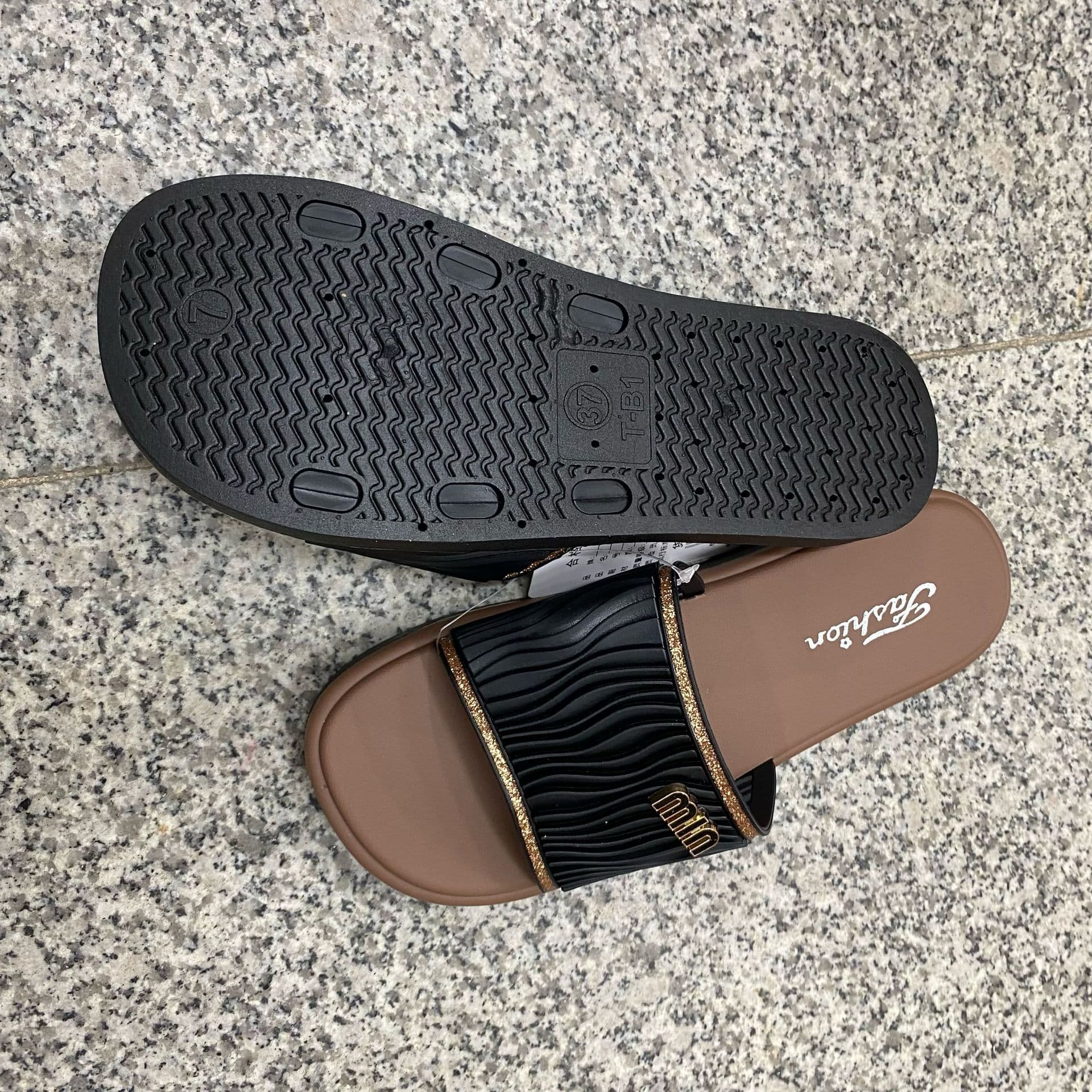 French Style Minimalist Women's Summer Slippers New Season Home Beach Flat Slippers Wearable Outdoors Fashion Beach One-Strap Slippers Women