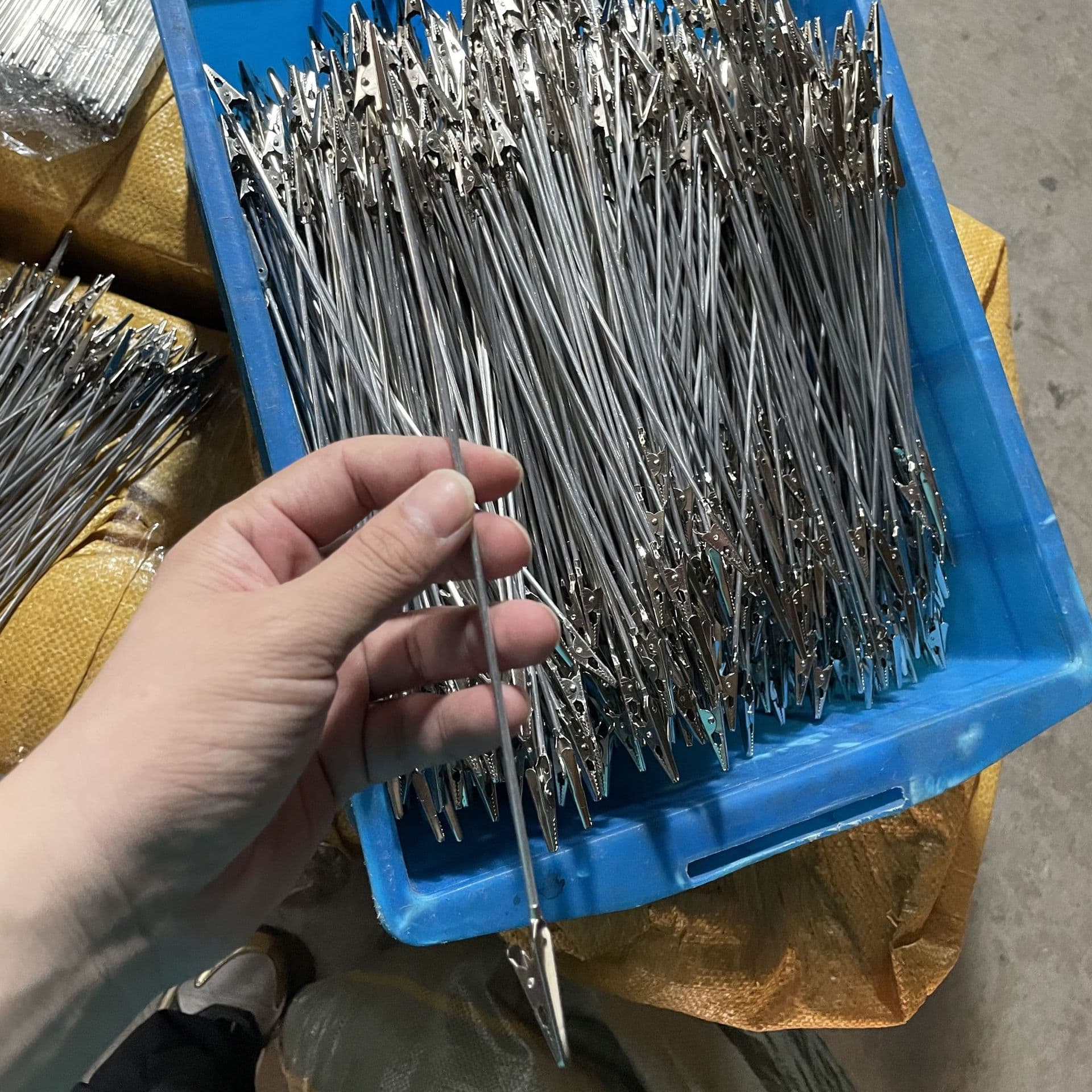 Double-headed alligator mosquito coil clips, multi-functional metal memo clips, display and photo clips, incense stick and coil support stands.