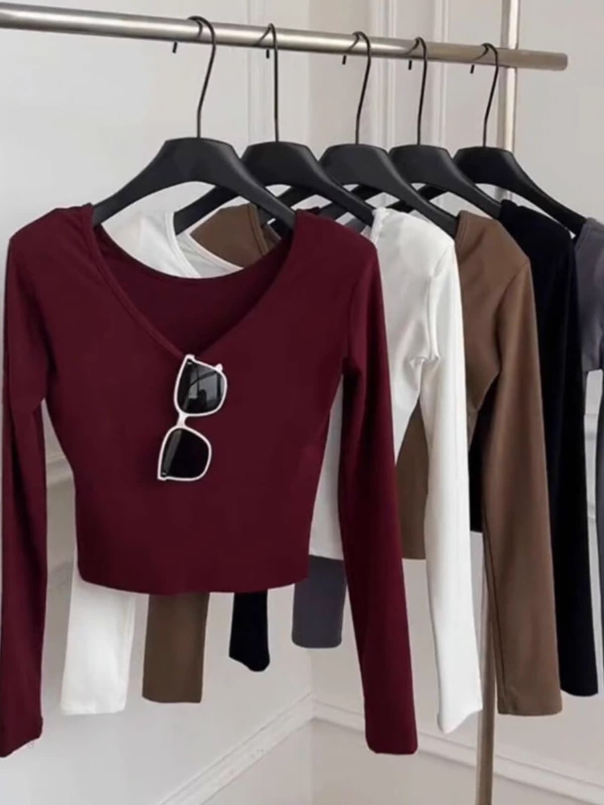 Deerong Spring and Autumn New V-Neck Short-Sleeve T-Shirt for Women, Slim Fit, Solid Color, Stylish Base Layer Top