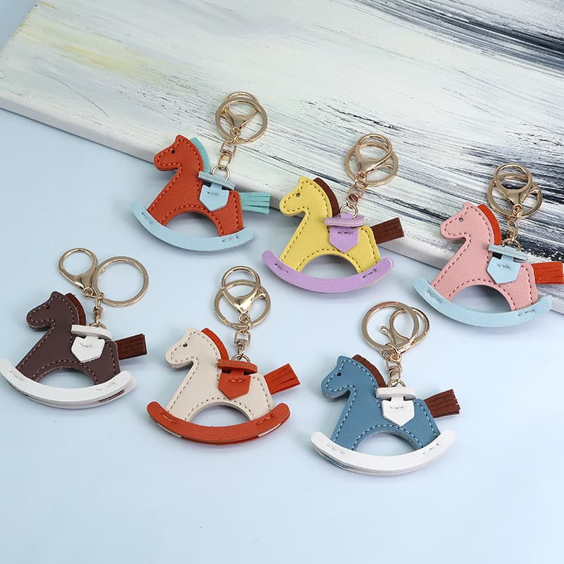 Handmade Leather Horse Charm Fashionable Carriage Pendant Urban Simple Style Animal Pattern Bag Accessory Small Wooden Horse