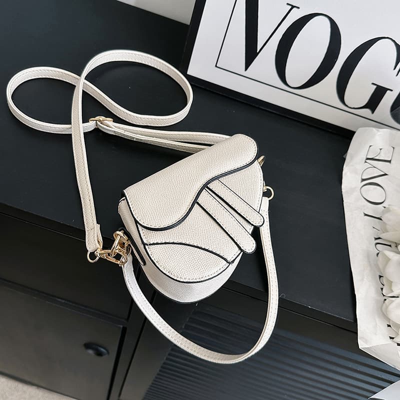 Fashion Mini Triangle Satchel Bag Women's Single Shoulder Crossbody Bag 2023 Trendy Saddletail Bag Girl's Heart Shape PU Material