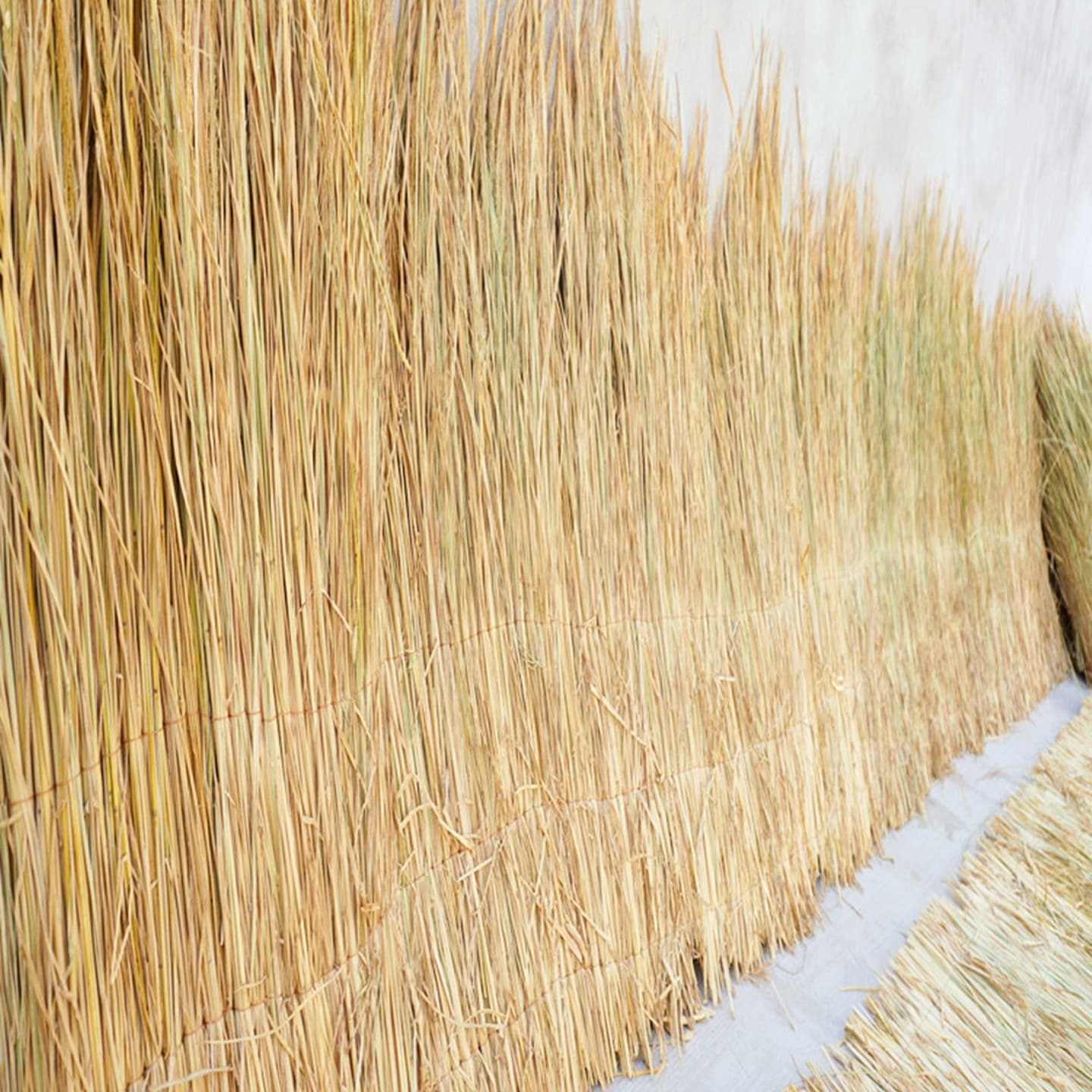 Farmhouse Roof Decoration Straw Curtain Dry Straw Pet Straw Natural Thatch Roof Decoration Straw Grass