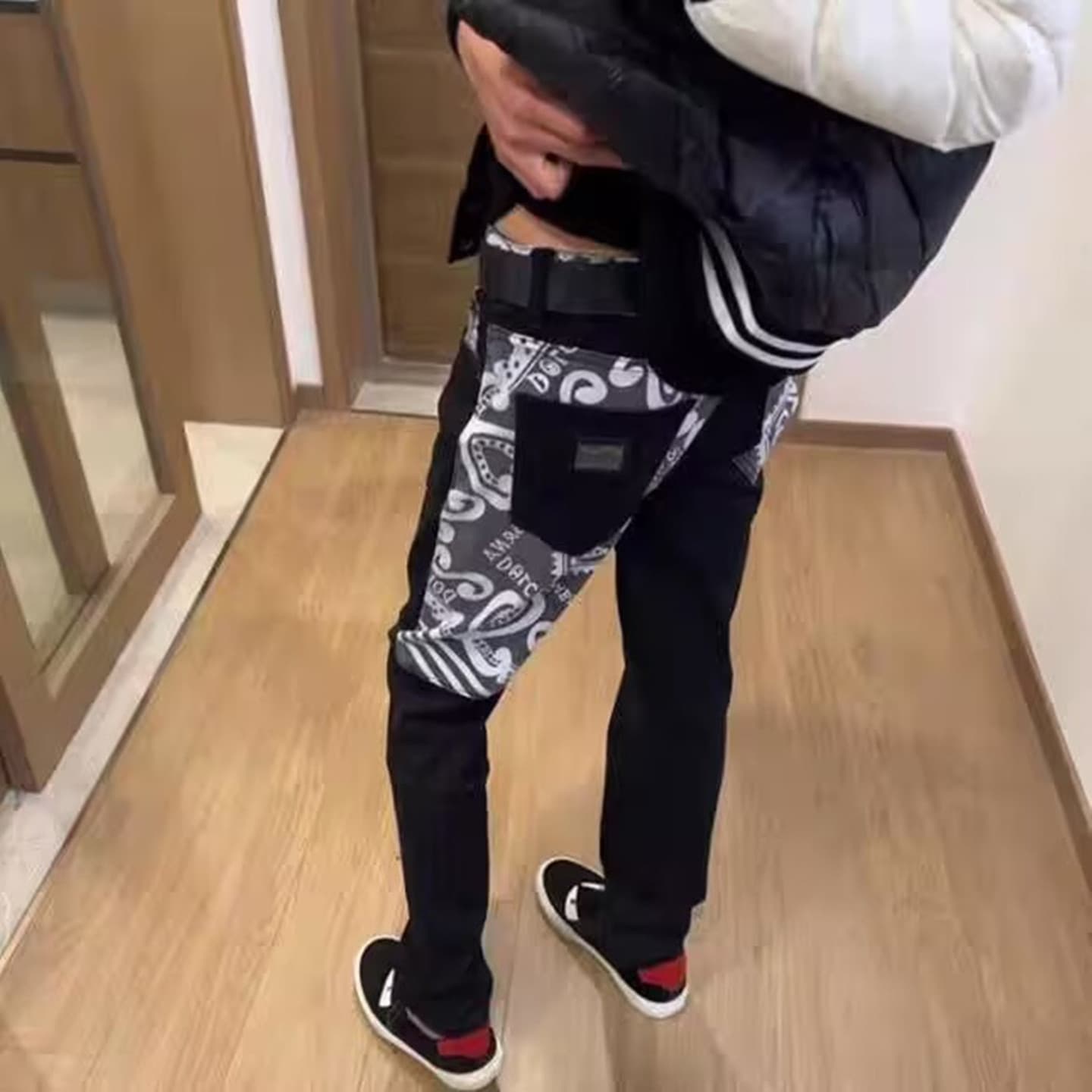Am Style High Street Stretch Embroidered Skinny Jeans with Ripped Details, Rivets, and Metal Decorations, Trendy Black Slim-Fit Pants for Men and Women