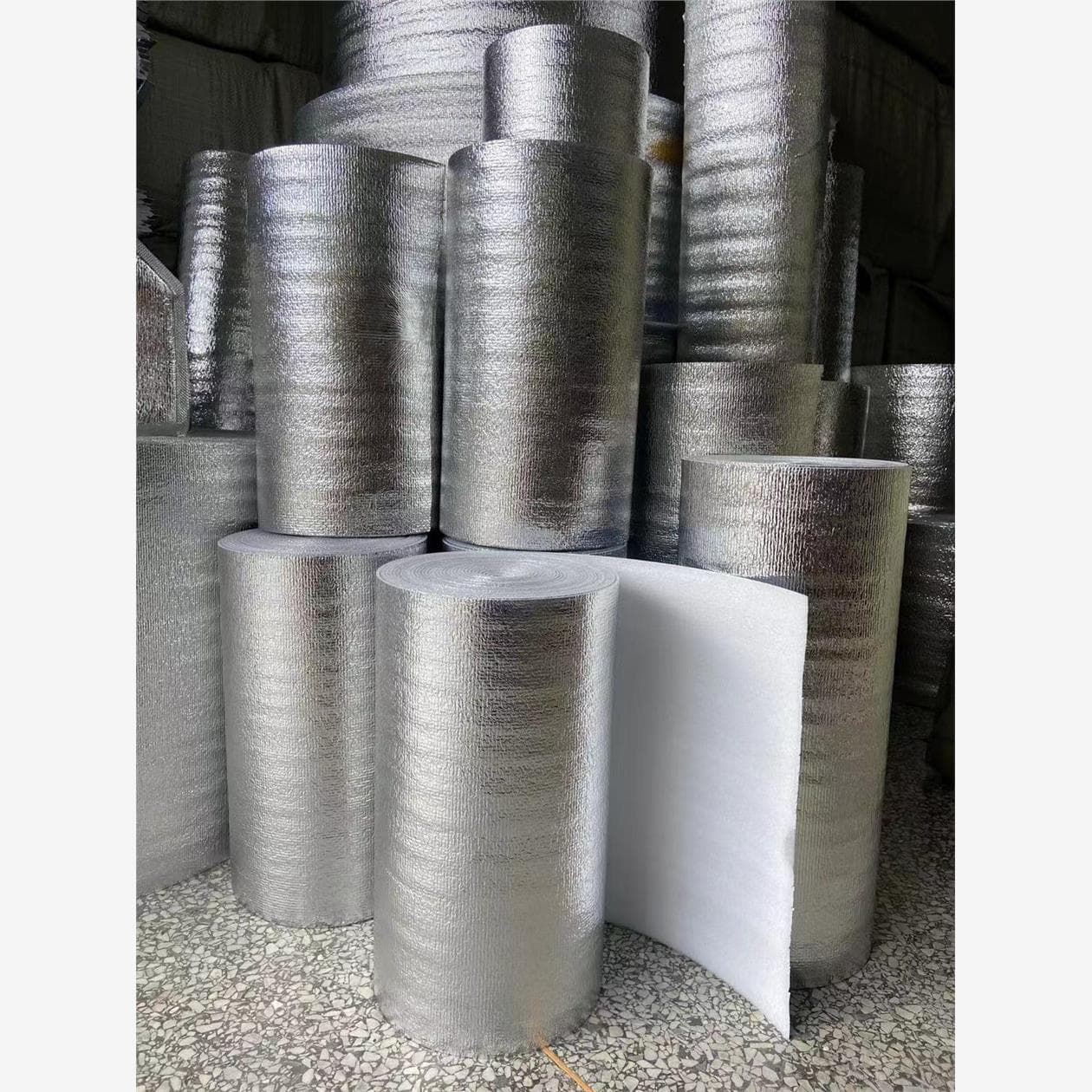 Self-Adhesive Thickened Insulation Film for Fruit and Seafood Express Packaging Aluminum Foil Roll Insulation Bag Material Heat Insulation Anti-Freeze Film