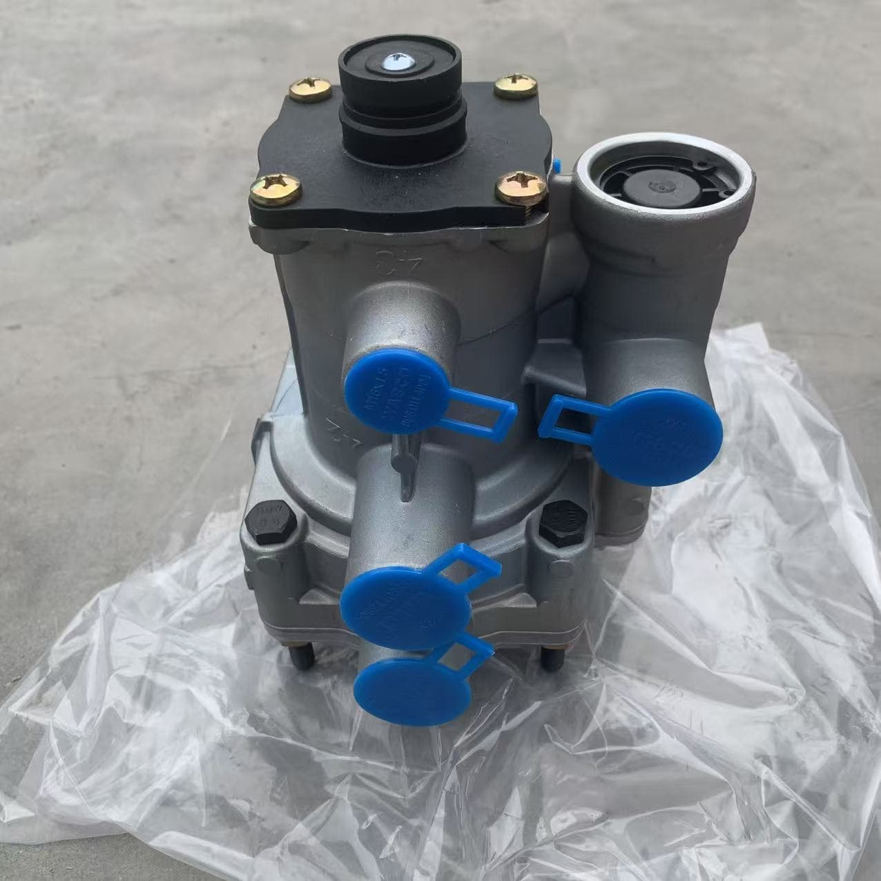 Trailer Brake Valve Howo Tractor Pneumatic Control Valve Four-Hole Relay Valve Aluminum Brake Trailer Control Valve WG90