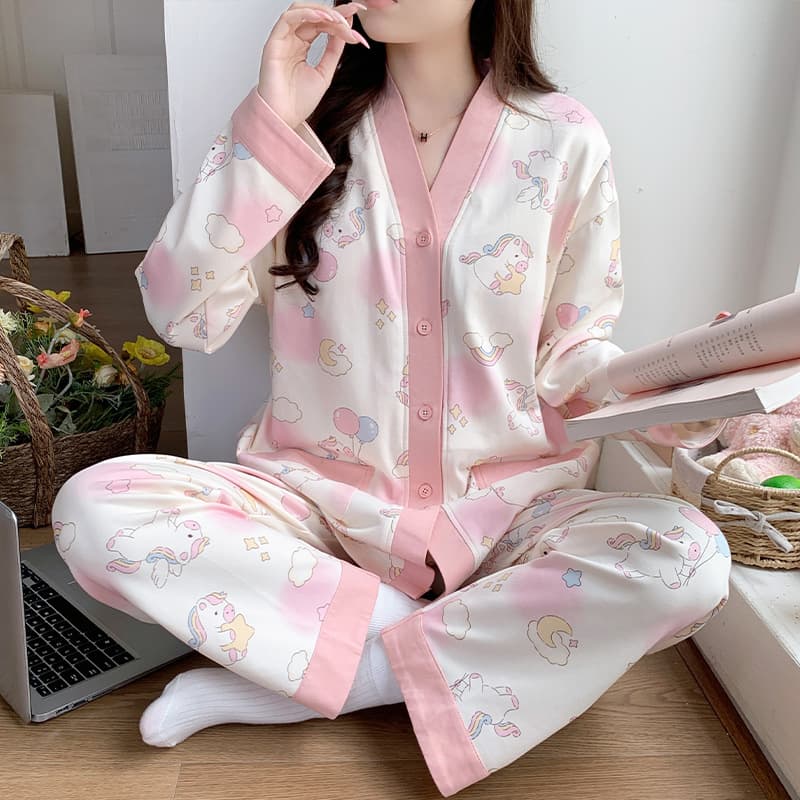 Summer thin postpartum confinement clothes with breast pads for postpartum mothers to absorb sweat during confinement and maternity pajamas for breastfeeding and lactation period