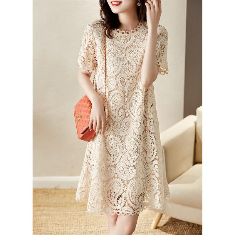 Lace dress women's summer 2025 new fashionable small temperament slim short-sleeved French skirt