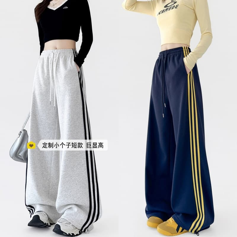 White Gray American Style Striped Sweatpants for Women, Autumn/Winter Fleece-Lined Three-Stripe Street Dance Joggers, 145 Petite Loose-Fit Pants