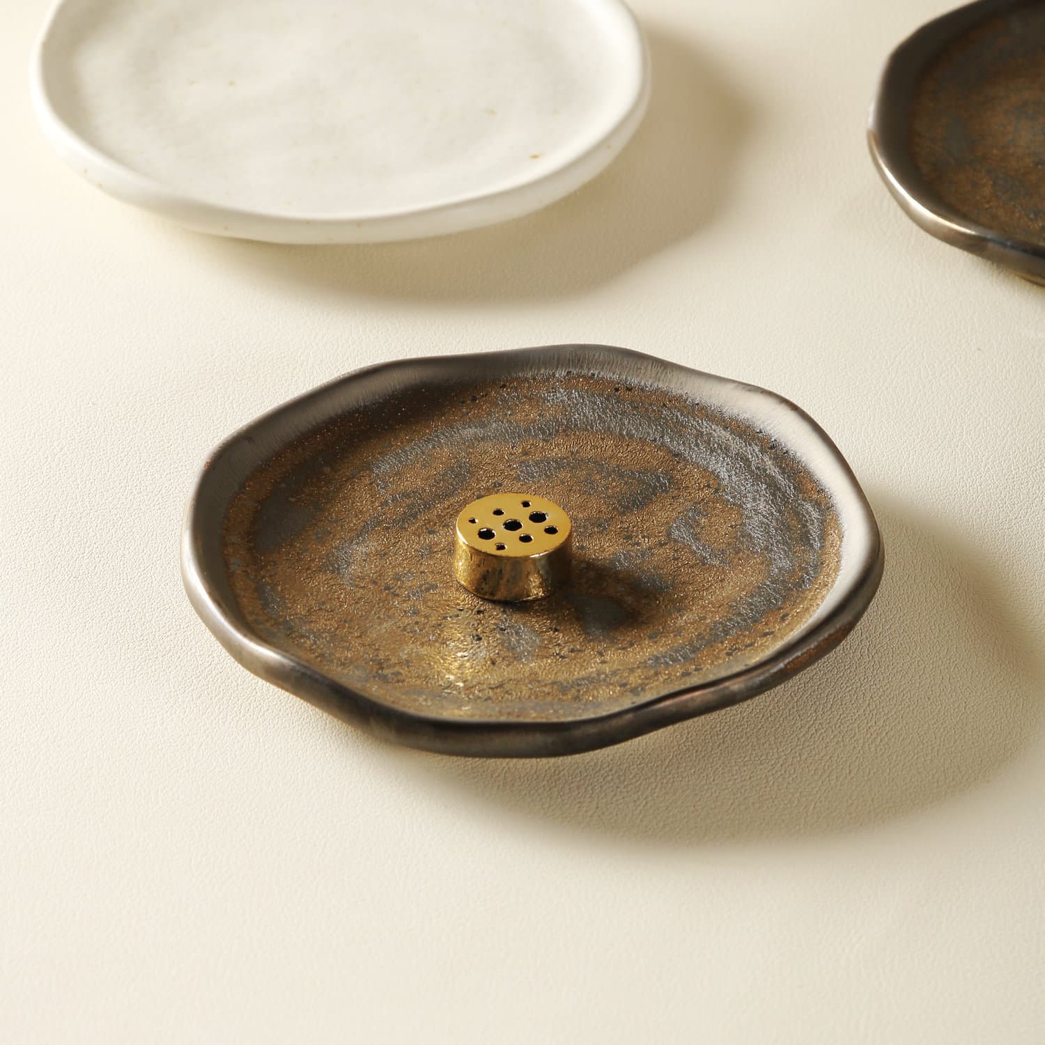 Jiutian fired coarse pottery coaster, high-aesthetic irregular pot stand, sushi dish with gold-glazed retro tea set matching coaster