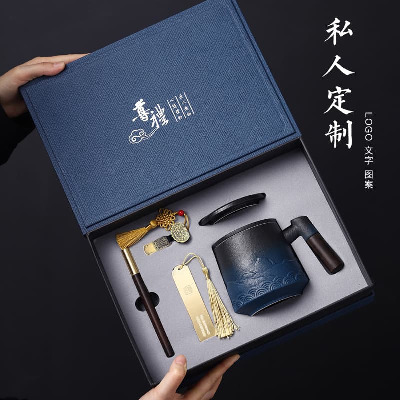 The company's annual meeting event provides customers with creative and practical high-end business gift boxes for anniversary celebrations as souvenirs.
