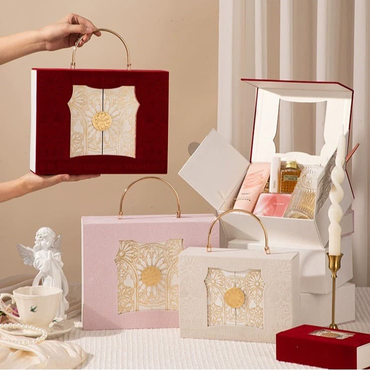 Popular European-Style Light Luxury Baroque Gift Box with Metal Handle, Velvet Gift Packaging for Weddings and Engagements