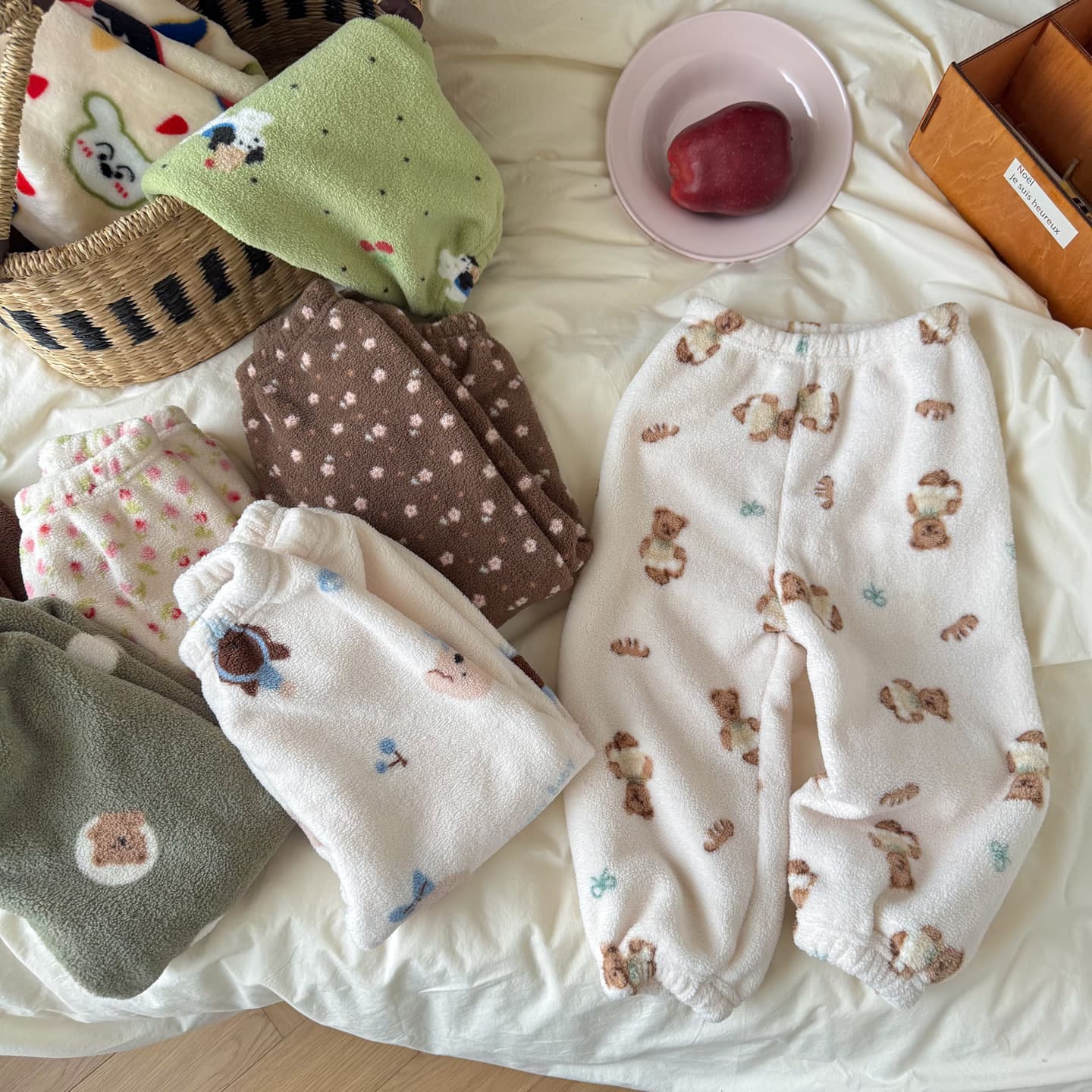 Autumn and winter baby flannel sleep pants, fleece-lined, warm children's long pants, boys' and girls' coral fleece thick home pants, suitable for both indoor and outdoor wear.