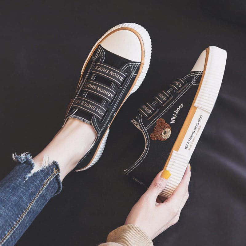 Retro Bear Print Canvas Shoes Women 2023 Spring New Versatile Student White Slip-Ons Trendy Lazy Shoes Wholesale