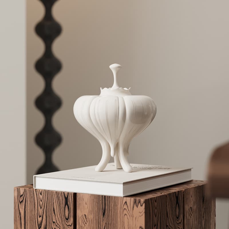 Pre-sale Song Dynasty aesthetic high-end ceramic three-legged incense burner melon petal shape aromatherapy burner tea room bookcase light luxury decoration