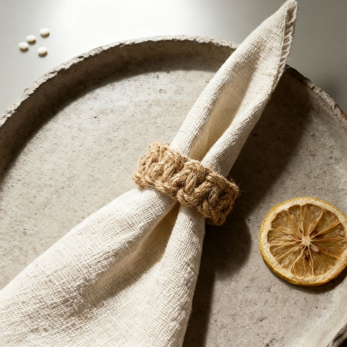 Brown hemp rope napkin ring for a cross-border Nordic-style hotel/western restaurant; hand-woven napkin ring decoration.