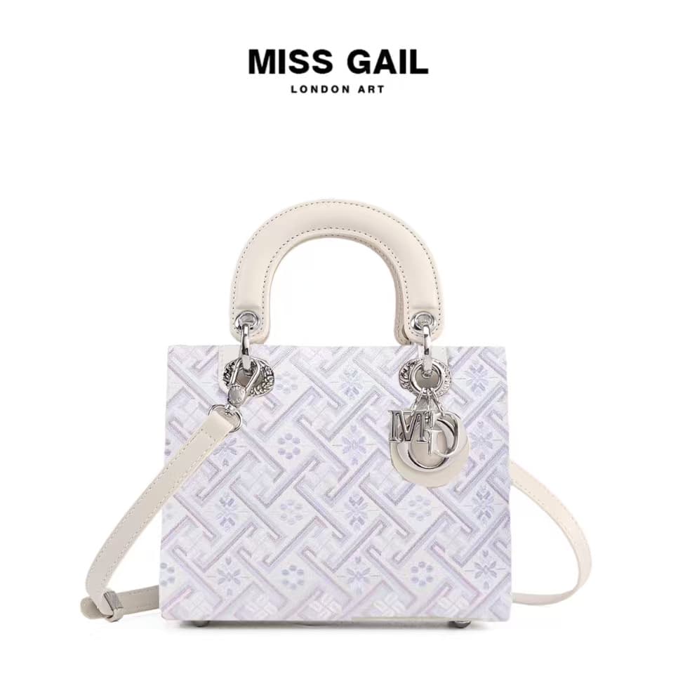 Chinese-style black and white lakeside elegant handbag, Lady Dior-style women's bag, new high-quality niche design women's bag