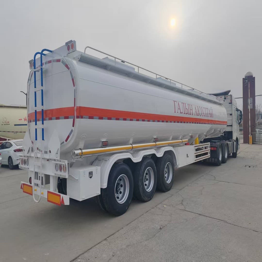 Factory Available Vehicle Supply: Liquid Transport Tanker, Diesel/Gasoline Transport Tanker, Lowbed Dump Truck HOWO