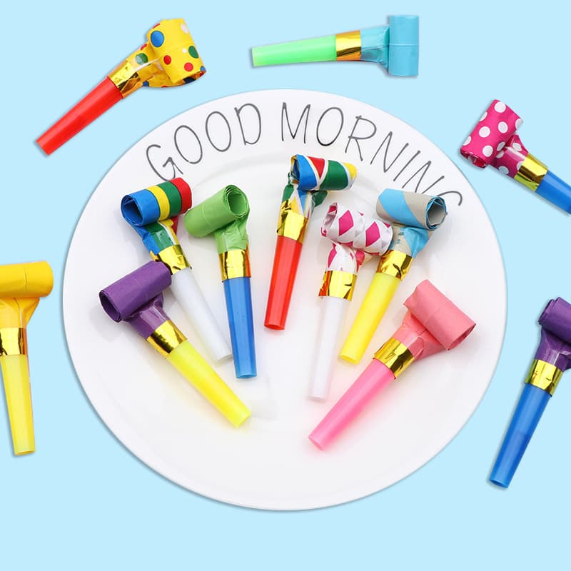 Large blowout whistles, children's party whistles, telescopic horn toys, small ornaments, whistles, and balloons.