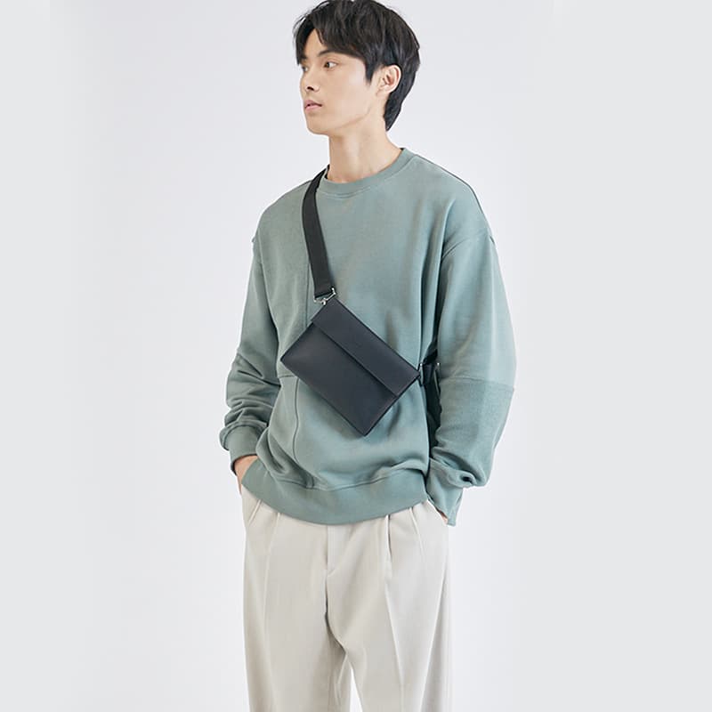 2023 new men's bag trendy brand ins Japanese crossbody bag high-end boys versatile clamshell trendy small square bag