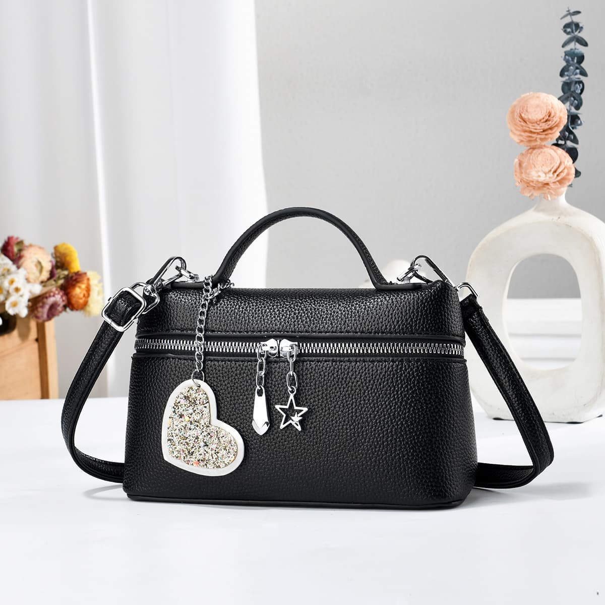 Small square bag with love charm, exquisite and compact handbag, solid color shoulder bag, versatile crossbody bag, cross-border bagsd