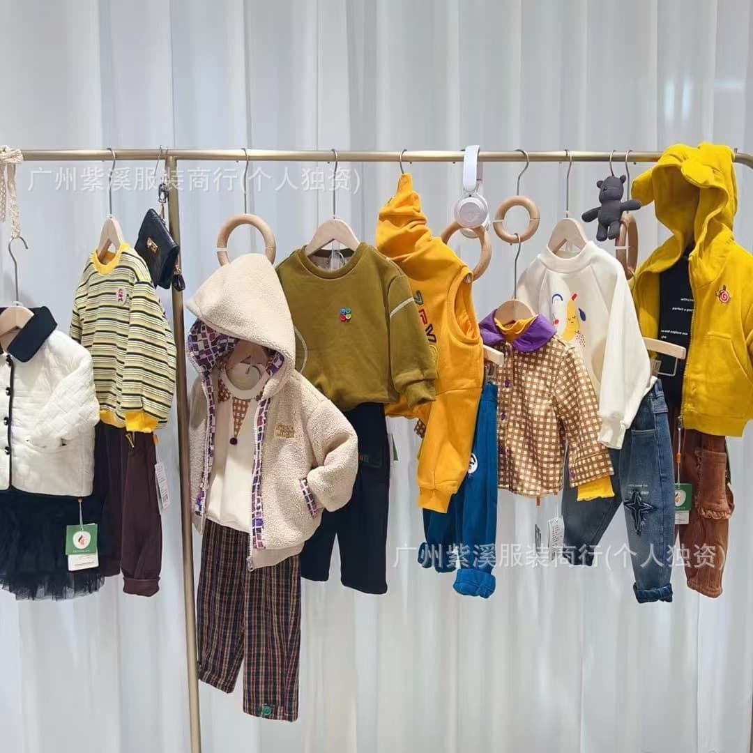 Cheng Xiaoqi autumn children's clothing wholesale, brand discount overstock clearance, Two Little Friends Guangzhou children's clothing wholesale.