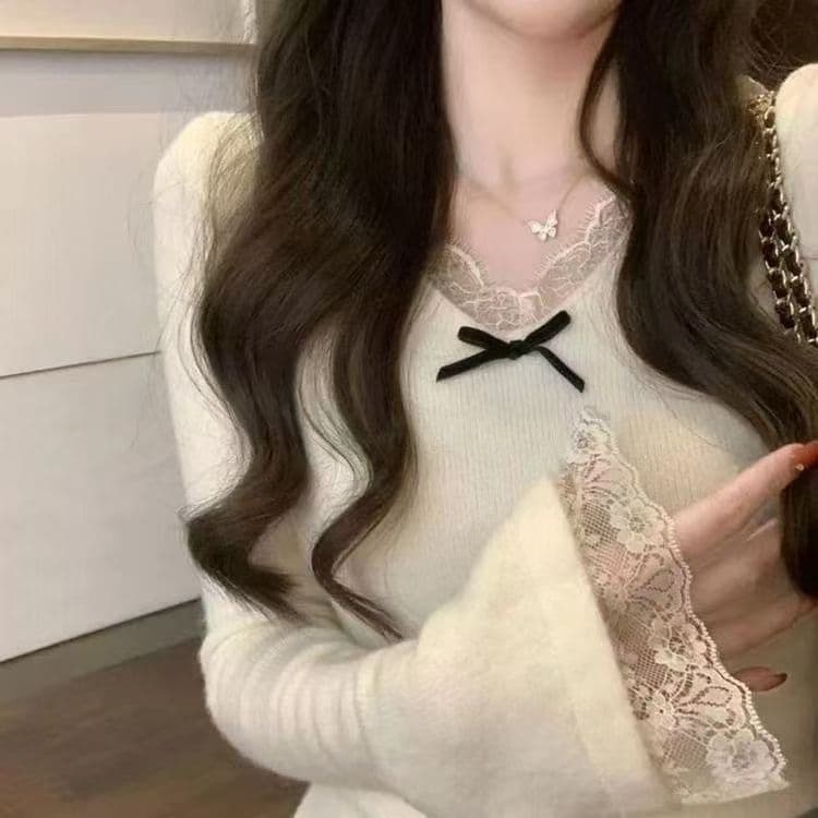 French-style lace V-neck knit top for women, perfect for autumn and winter, with a pure and alluring look, slimming and flattering, ideal as an inner layer.