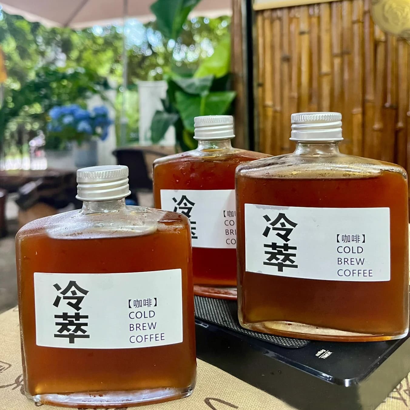 New Instagram-worthy cold brew/ice drip coffee bottle, glass beverage bottle, flat rectangular wine bottle, creative packaging for milk tea and juice bottles.