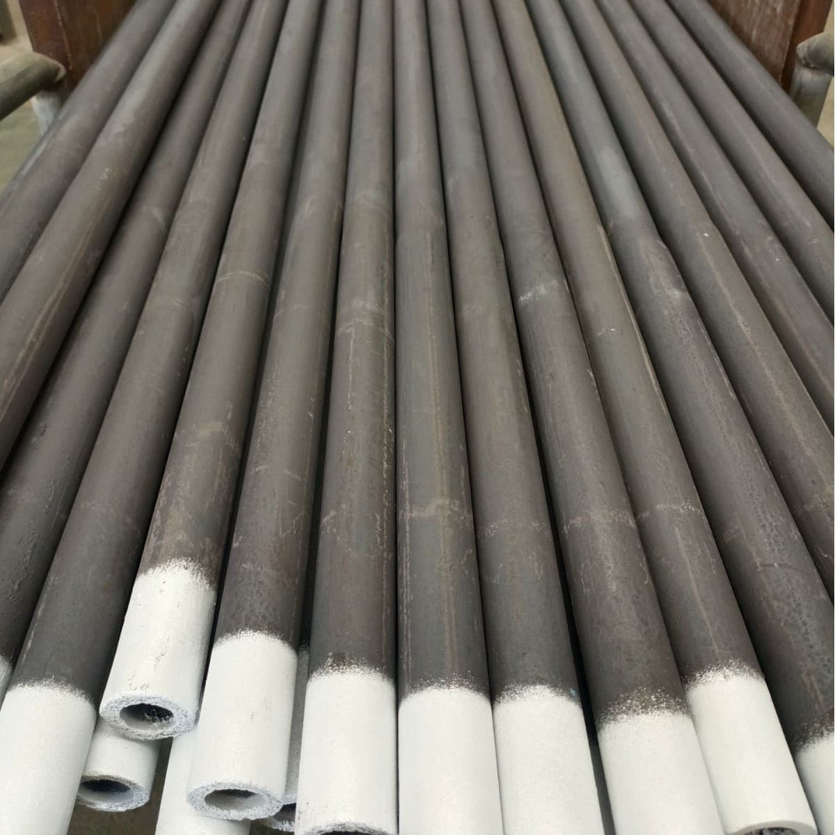 U-shaped silicon carbide rods are available in various models; H-shaped silicon carbide rods, gate-type silicon carbide heating rods, and gun-type silicon heat treatment rods are also available.