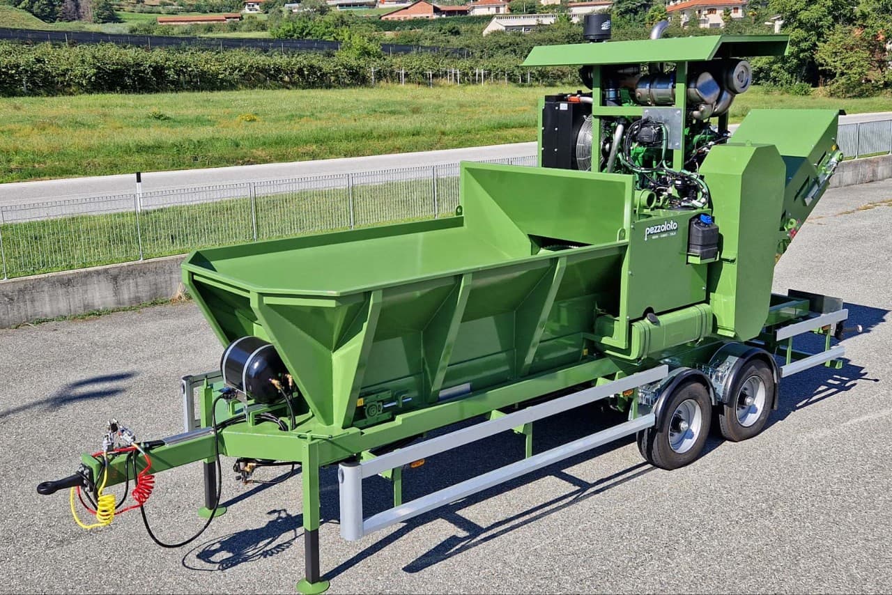 Various chassis and walking mechanisms, including mobile equipment chassis manufacturing, well workover machine chassis, and stone crusher chassis, are available with provided drawings.