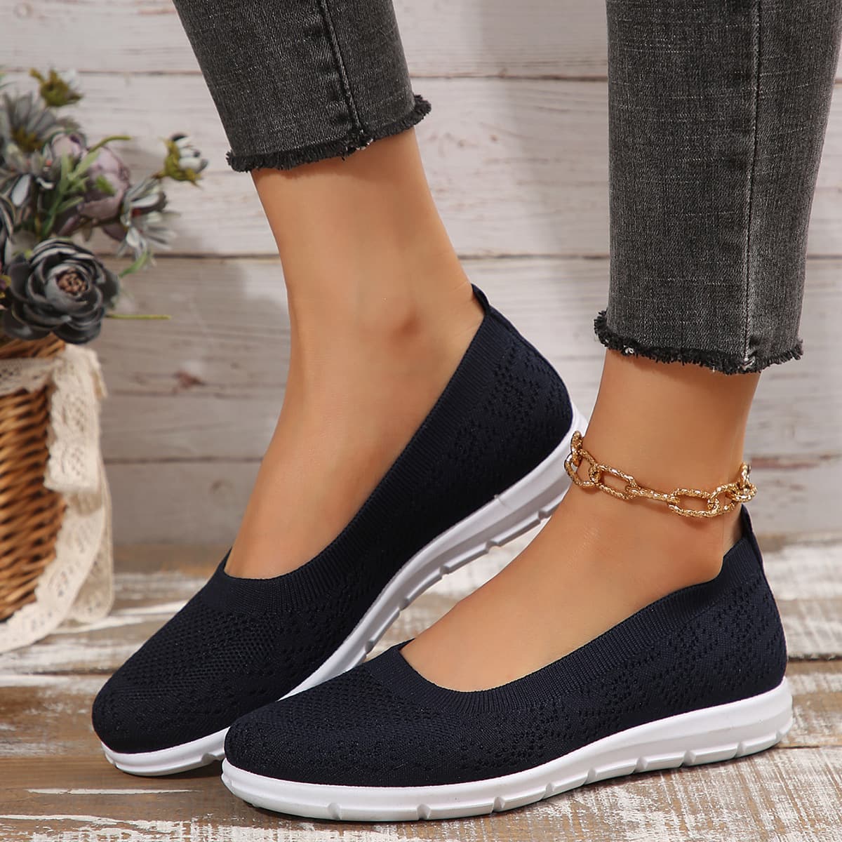 Trendy Commuter Shallow Mouth Lazy Flyknit Shoes Breathable Mesh Upper Soft Sole Anti-Slip Comfortable Casual Flat Shoes for Middle-Aged and Elderly