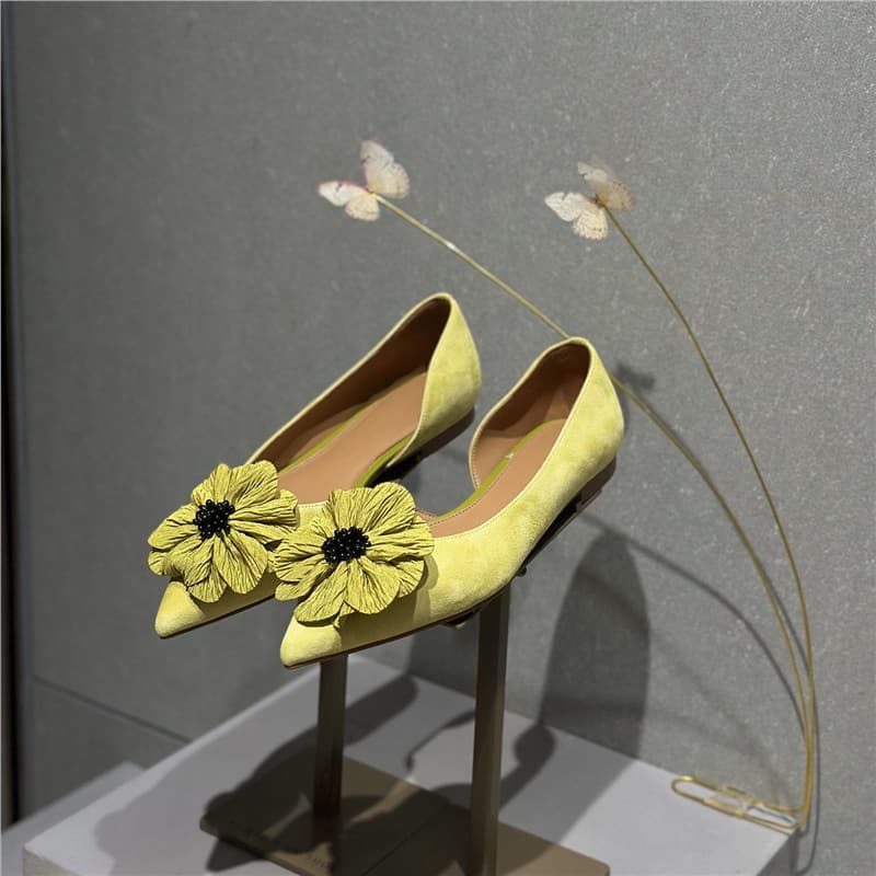 2026 New French Style Pointed Toe Vacation Style Gorgeous Flower Side Open Single Shoes Women Shallow Mouth Elegant Flat Shoes for Dresses