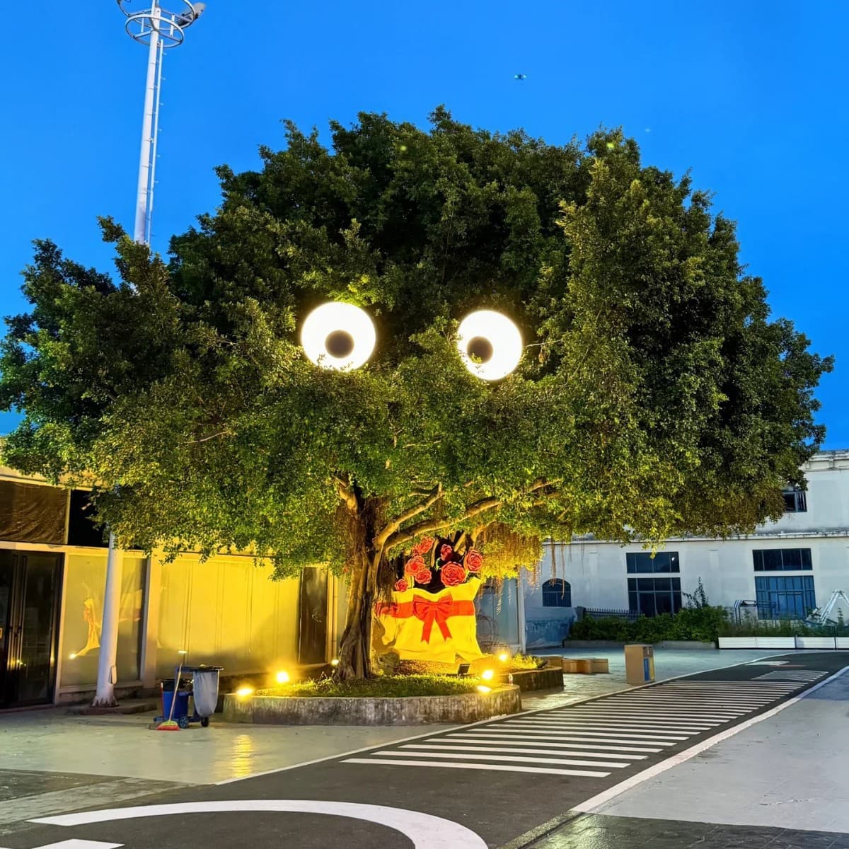 Moving eyes light box door head big tree Internet red light creative customization outdoor rotating and beating punch-in lighting device