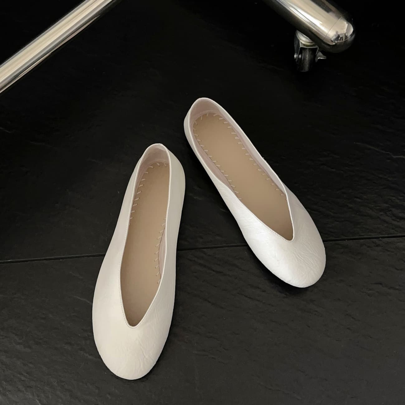 Sheepskin Version~Casual and Stylish Commuter Style White Round-Toe Flat Shoes for Women, Comfortable Soft-Soled Slip-On Granny Shoes
