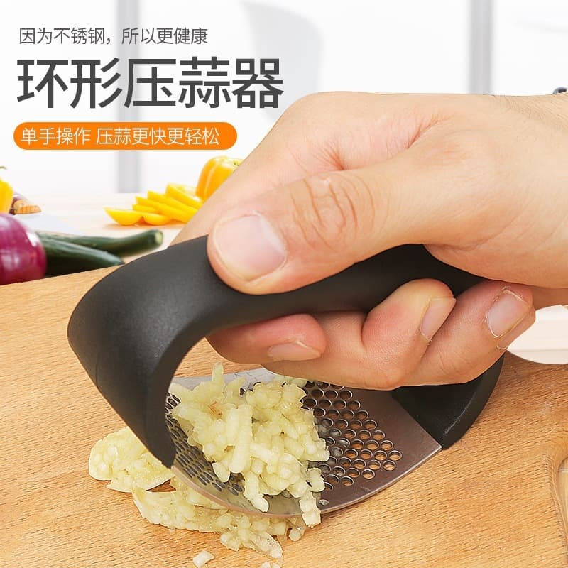 Wholesale Stainless Steel Garlic Press with Plastic Handle, Manual Garlic Masher for Home Use, Viral Curved Garlic Press